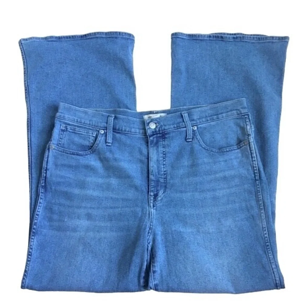 Madewell 11” High Rise Flare Jeans Knee Rip Edition in Eversfield Wash Size 33P - Picture 3 of 17